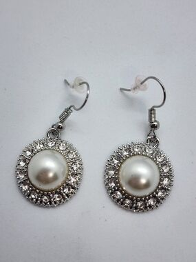 ✨️ 5 For 25 ✨️Pearl Center Crystal Halo Drop Earrings - White